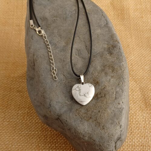 HOWLITE STONE HEART PENDANT NECKLACE