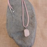 ROSE QUARTZ PENDANT NECKLACE.