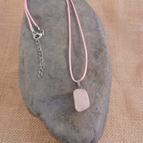 ROSE QUARTZ PENDANT NECKLACE.