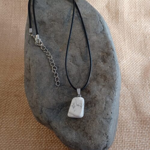 HOWLITE STONE PENDANT NECKLACE