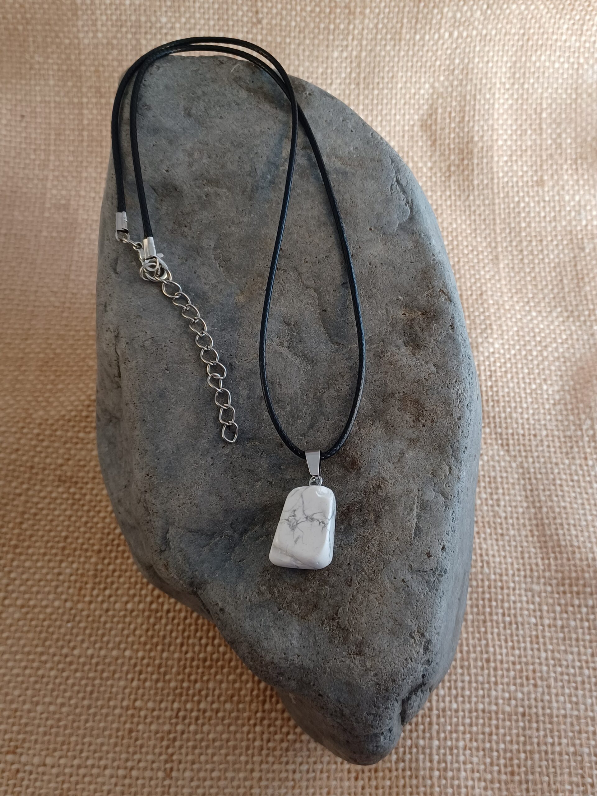 HOWLITE STONE PENDANT NECKLACE