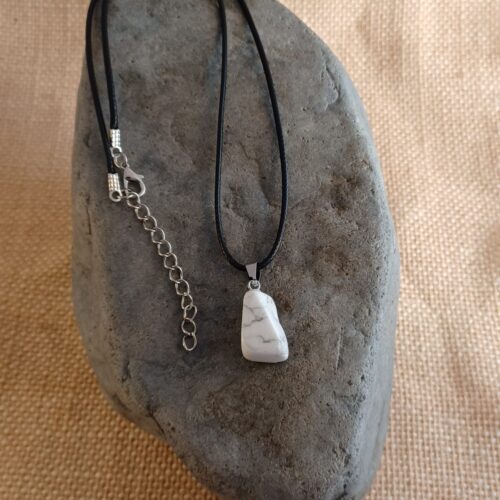 HOWLITE STONE PENDANT NECKLACE
