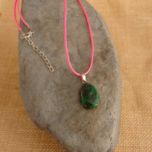 RUBY ZOISITE TEAR DROP PENDANT NECKLACE.