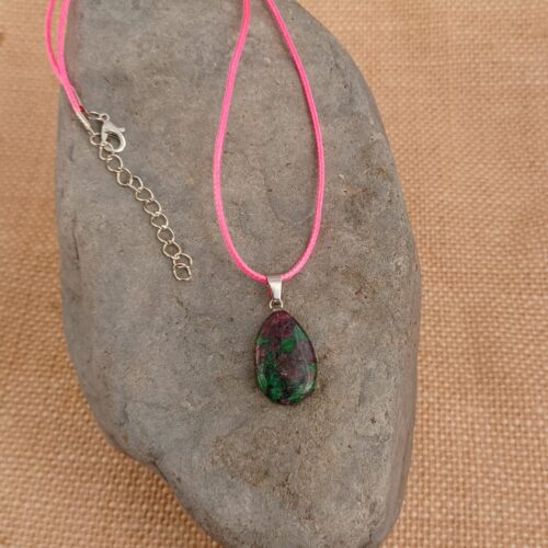 RUBY ZOISITE TEAR DROP PENDANT NECKLACE.