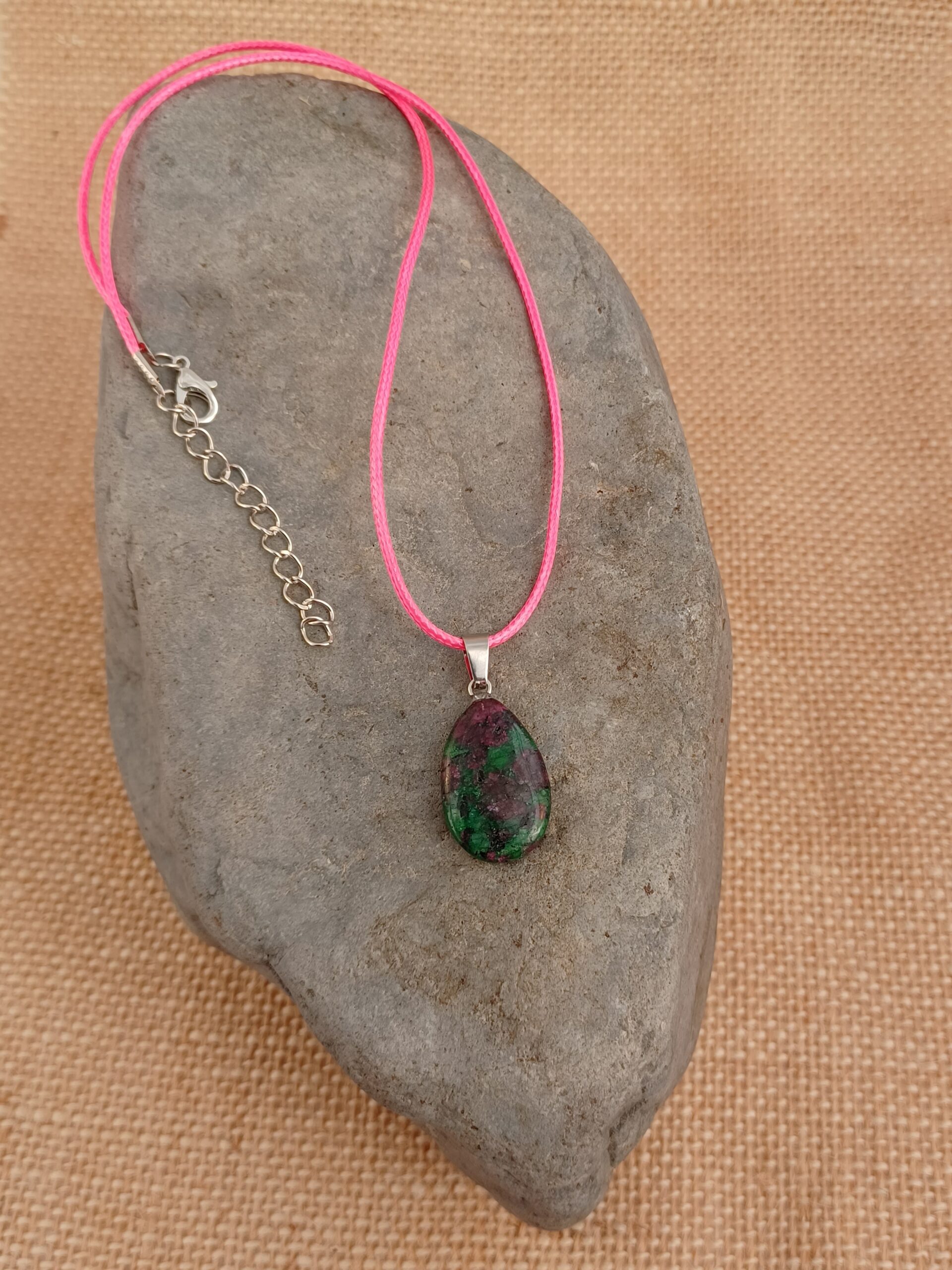 RUBY ZOISITE TEAR DROP PENDANT NECKLACE.