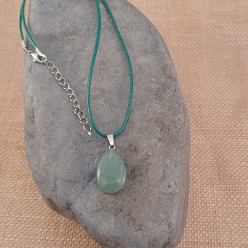 GREEN AVENTURINE TEAR DROP PENDANT NECKLACE.