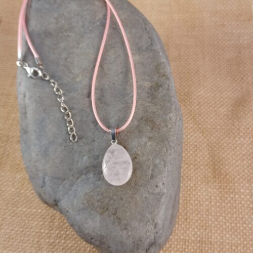 ROSE QUARTZ TEAR DROP PENDANT NECKLACE.