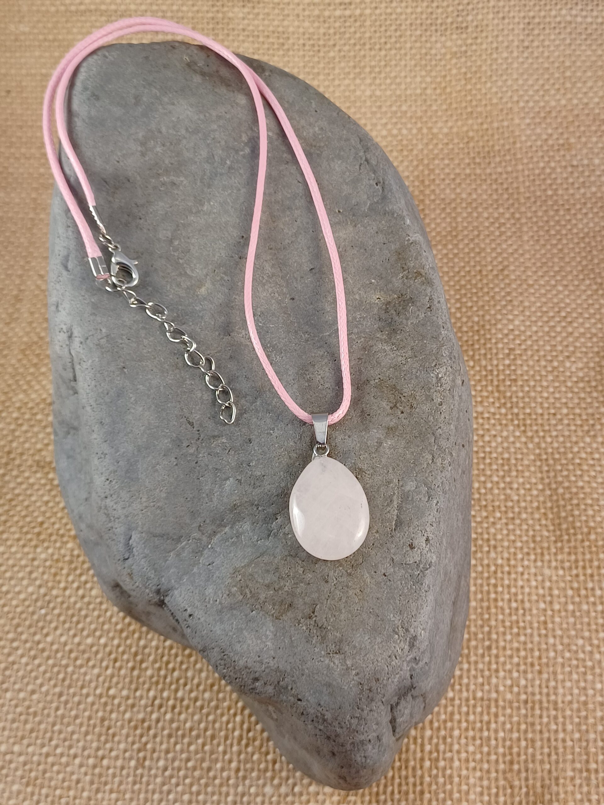 ROSE QUARTZ TEAR DROP PENDANT NECKLACE.