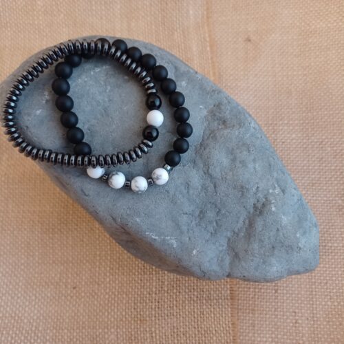 2 PIECES MAGNETIC HEMATITE AND HOWLITE STONE BRACELETS